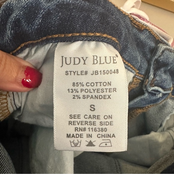 Judy Blue Daisy Patch Medium Wash Distressed Shorts Size Small - Picture 5 of 8